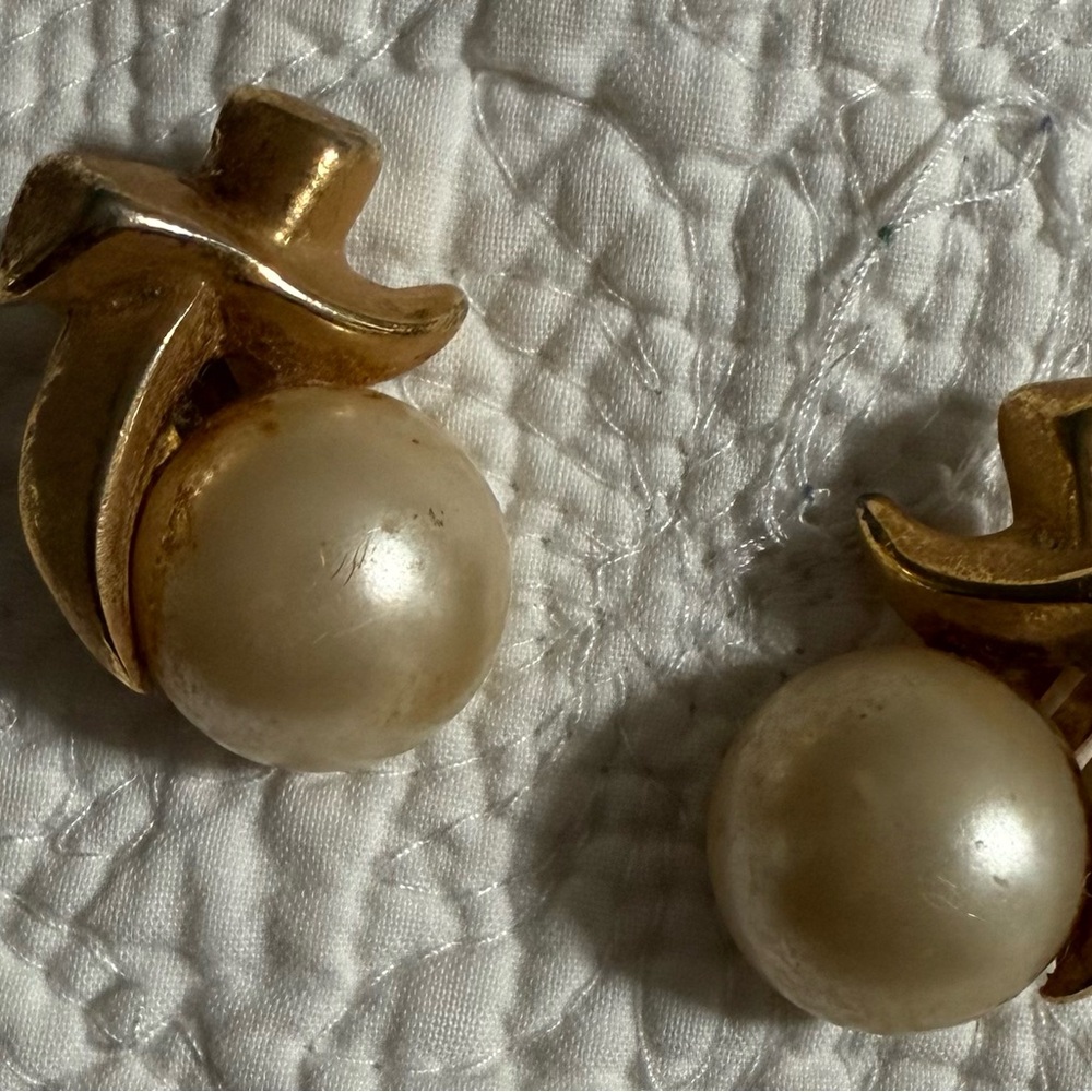 Vintage Elegant FO INC clip on earrings